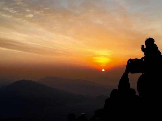 サランコットからヒマラヤ山脈を望む絶景の朝日