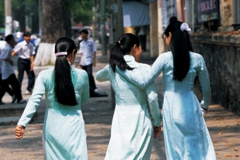 街を彩るアオザイをきた女性たち
