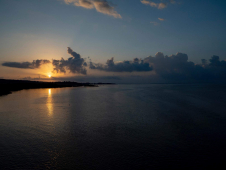 島の夕日(イメージ）
