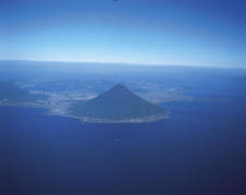 開聞岳全景(イメージ)　写真提供：公益社団法人　鹿児島県観光連盟