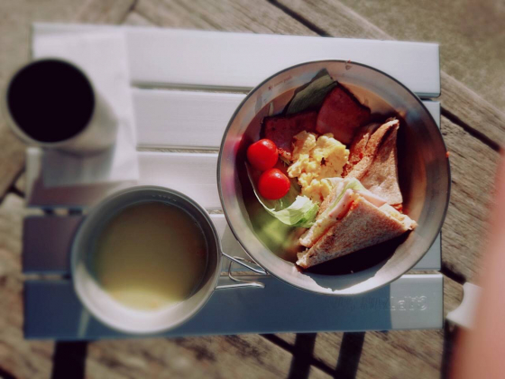 サンライズヨガ後の朝食(イメージ)