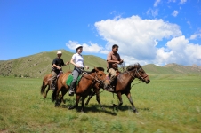 大草原の中の乗馬体験（イメージ）