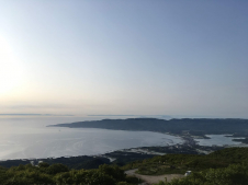 山から見る　佐渡の海