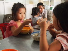 ご飯を食べる子どもたち