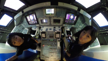 スペースシャトル操縦席からの写真
