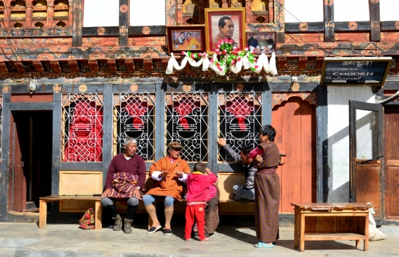 昔ながらの家屋に暮らすブータンの人々