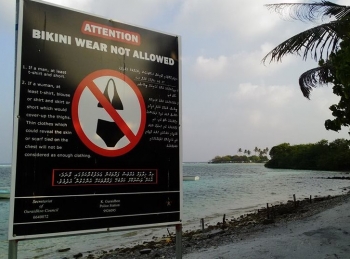 ビキニ着用を禁じる海辺の表示