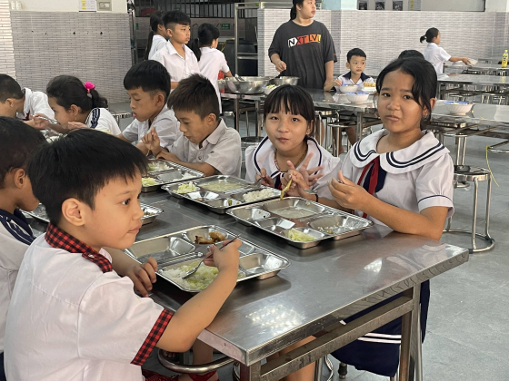 お昼に給食を食べる子どもたち