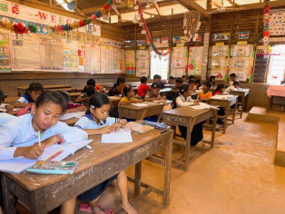 カンボジアの小学校で課外授業＆学校建設のお手伝い！
子どもたちの学び場を作るカンボジア６日間
